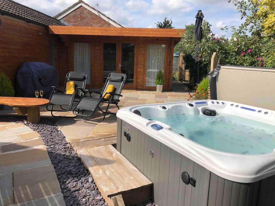 Moors Wood Relaxing ,Tranquil Retreat With Hot Tub Villa Chippenham  Dış mekan fotoğraf